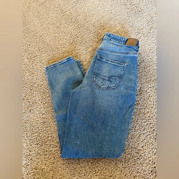 American Eagle Size 6 Light Blue Distressed Mom Jeans - Picture 2 of 3